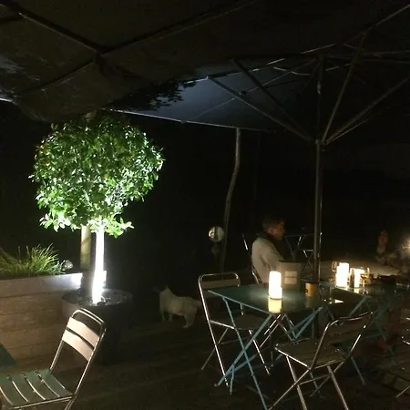 Maison d'hôtes L'arbre Rouge *